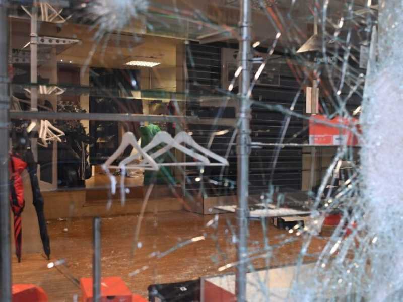 I danni alla vetrina di una boutique di Parigi dopo le manifestazioni dei gilet gialli (foto LaPresse)