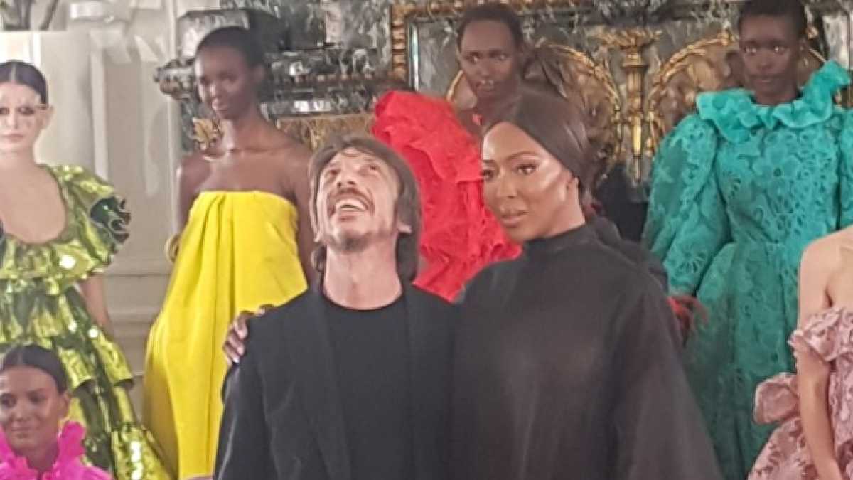 Immagine di A Parigi sfila la moda "inclusiva" di Valentino - Ecco le immagini