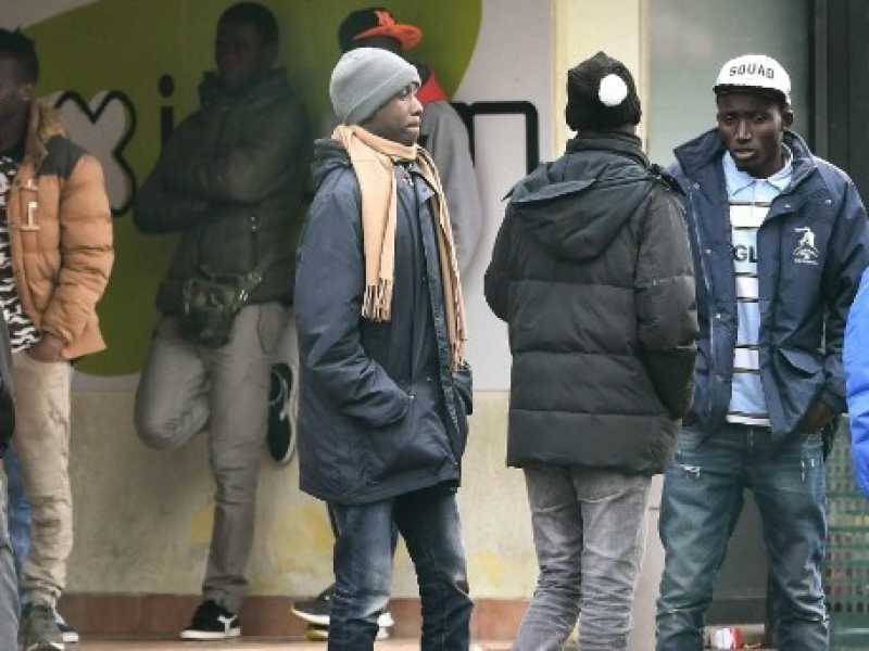 I migranti fuori dal Cara di Castelnuovo di Porto. Foto LaPresse