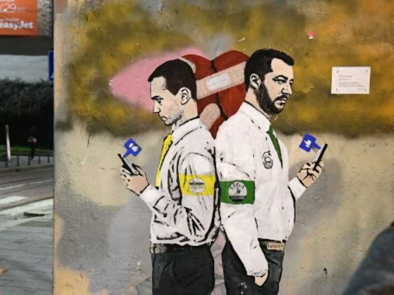 Milano, murale dell'artista TvBoy: "La guerra dei social" con Luigi Di Maio e Matteo Salvini (foto LaPresse)