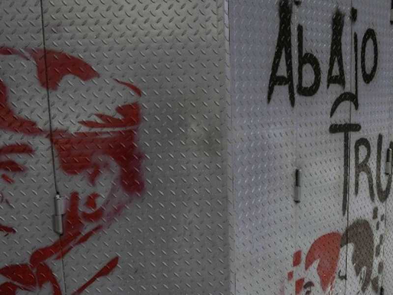 Una scritta su un muro di Caracas con la scritta "Abbasso Trump" e il volto di Maduro (foto LaPresse)