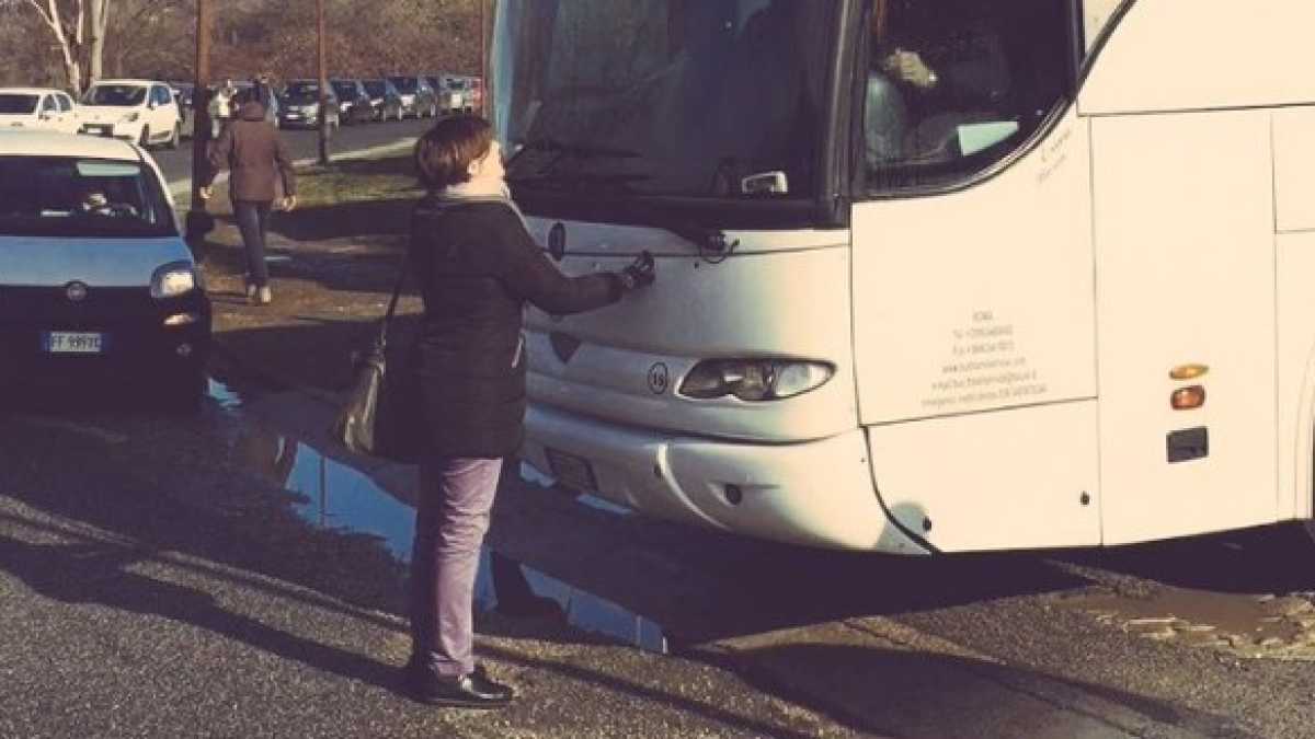 Immagine di Davanti al pullman che trasferiva i migranti. Parla Rossella Muroni
