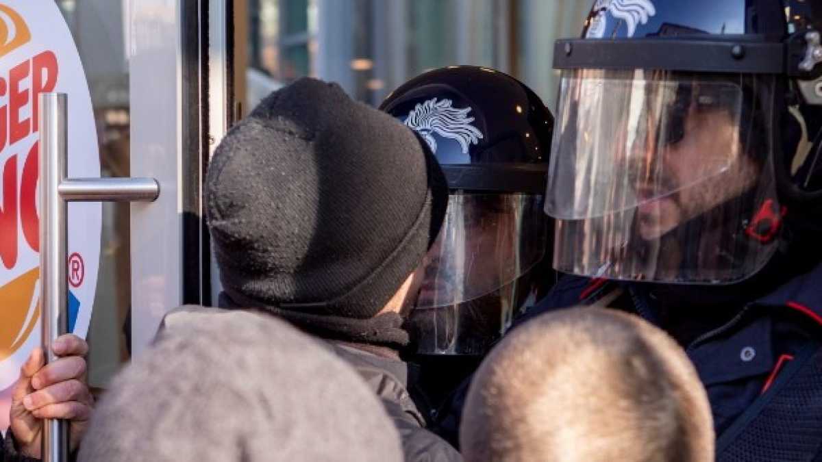 Immagine di I no-global di Torino e il regime di Maduro hanno lo stesso nemico: il privato
