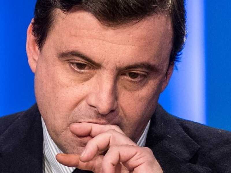 Carlo Calenda ospite a "Otto e Mezzo" (foto LaPresse)
