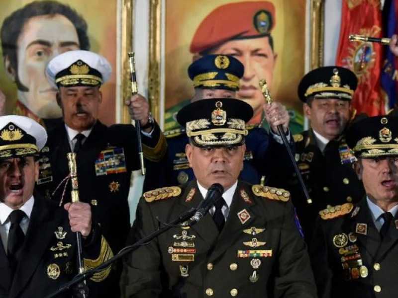 Il ministro della Difesa, Vladimir Padrino, con i comandanti delle forze armate (foto LaPresse)
