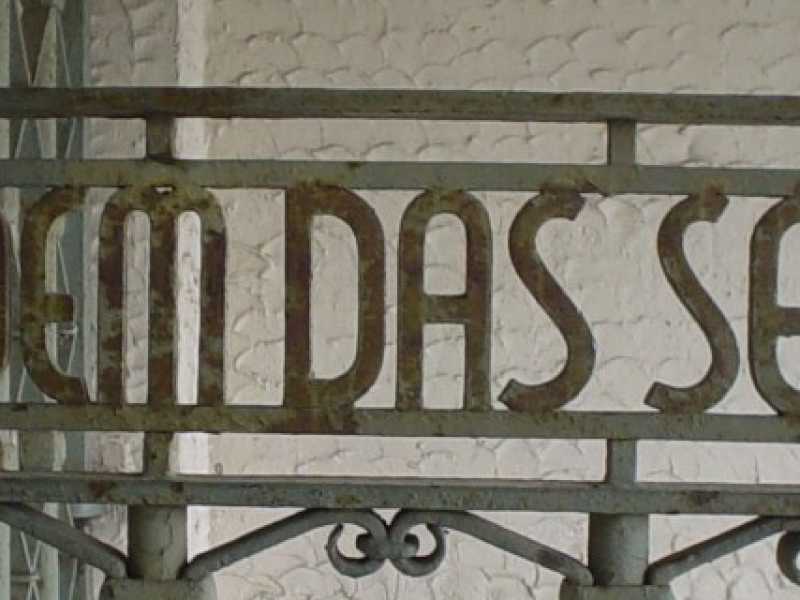 Il cancello di Buchenwald con la scritta Jedem das Seine (&ldquo;A ciascuno il suo&rdquo;) 