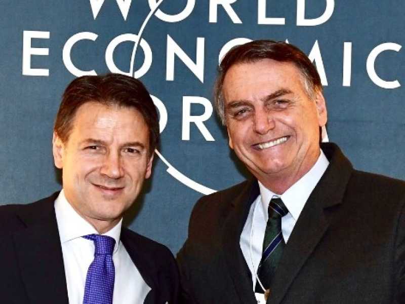 Il premier Giuseppe Conte e il presidente brasiliano Jair Bolsonaro (Foto LaPresse)