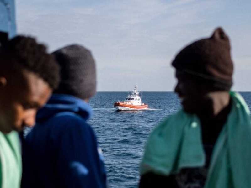 I migranti sulla nave Sea Watch a largo delle coste di Siracusa (foto LaPresse)