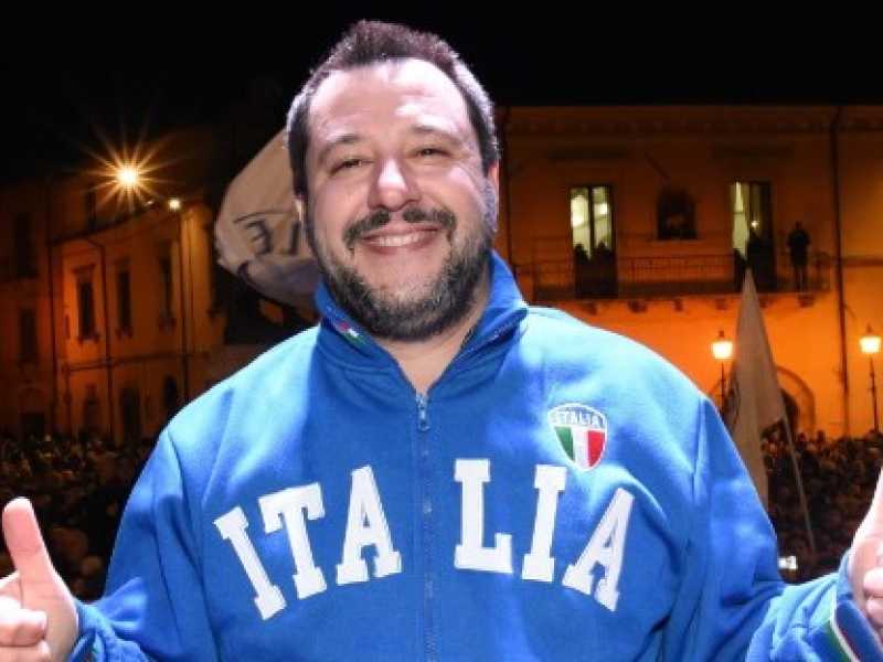 Matteo Salvini sul palco a Sulmona (foto LaPresse)