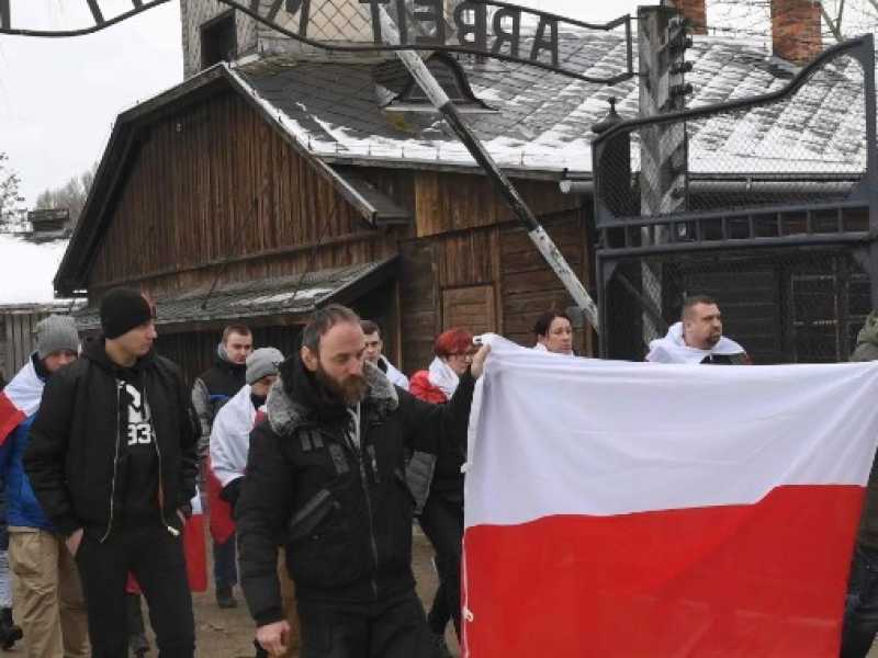 Le manifestazioni dell'estrema destra polacca ad Auschwitz (foto LaPresse)