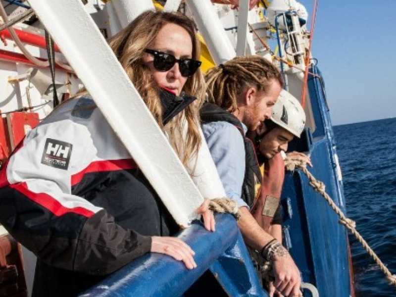 Stefania Prestigiacomo con la delegazione di politici sulla Sea Watch (foto LaPresse)