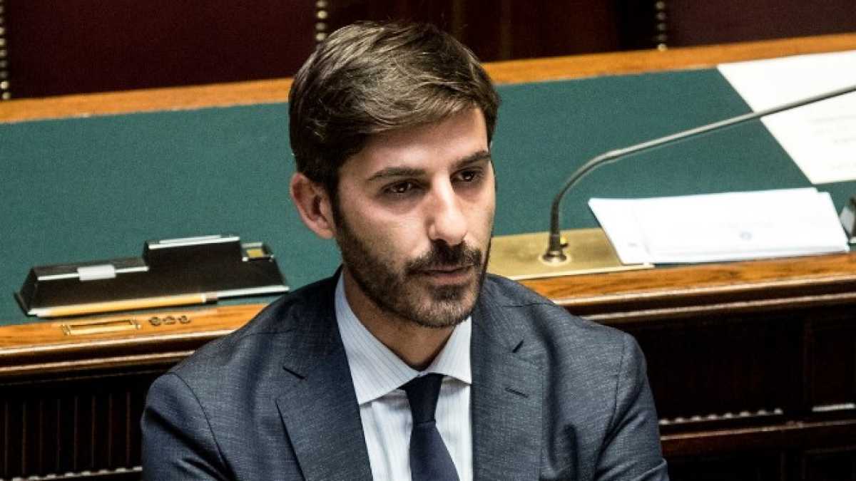 Immagine di Villarosa, il sottosegretario che guardava i video sui “rettiliani”