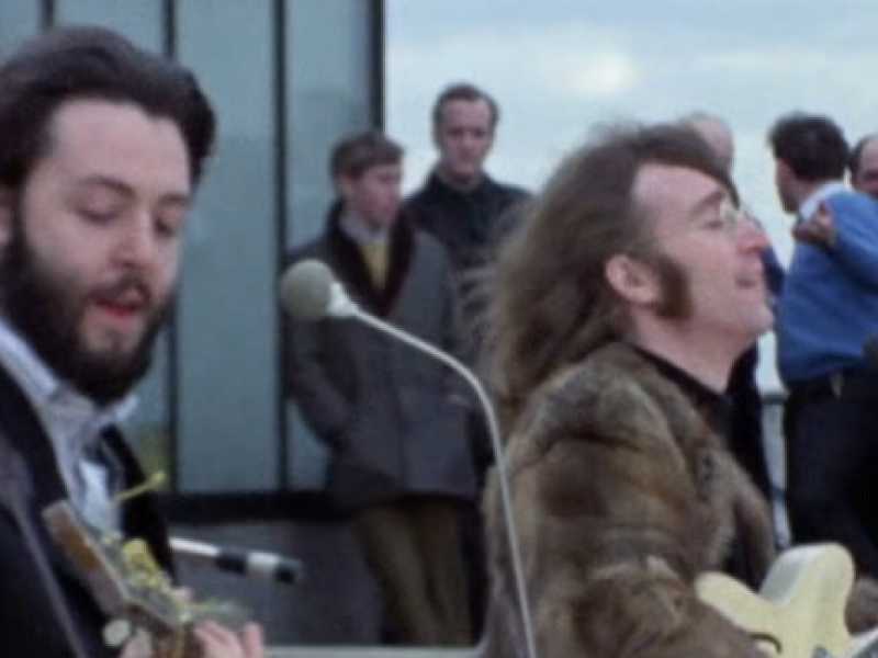 Paul McCartney e John Lennon durante il concerto sul tetto dell'edificio che ospitava gli uffici della Apple Corps