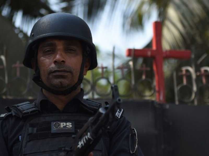 Un poliziotto all'esterno di una chiesa a Karachi (foto LaPresse)