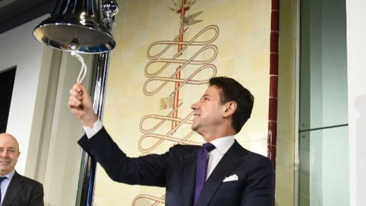Immagine di Per chi suona la campanella. Diario (non ufficiale) della visita di Conte a Piazza Affari
