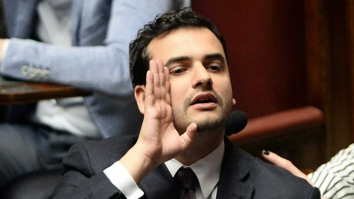 Immagine di Essere Carlo Sibilia