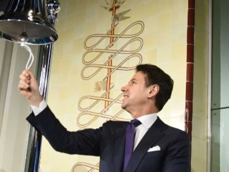 Giuseppe Conte suona la campanella a Piazza Affari (foto Imagoeconomica)