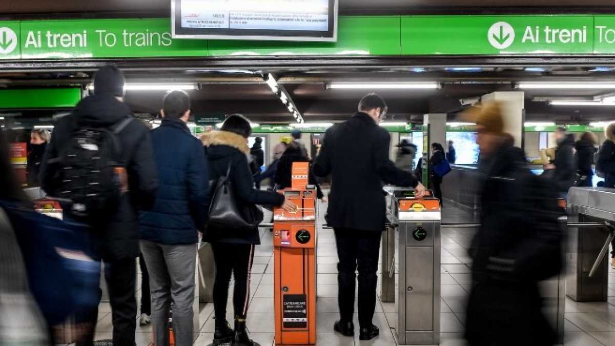 Immagine di Grillo e il biglietto con la carta di credito: i Cinque stelle non capiscono Milano
