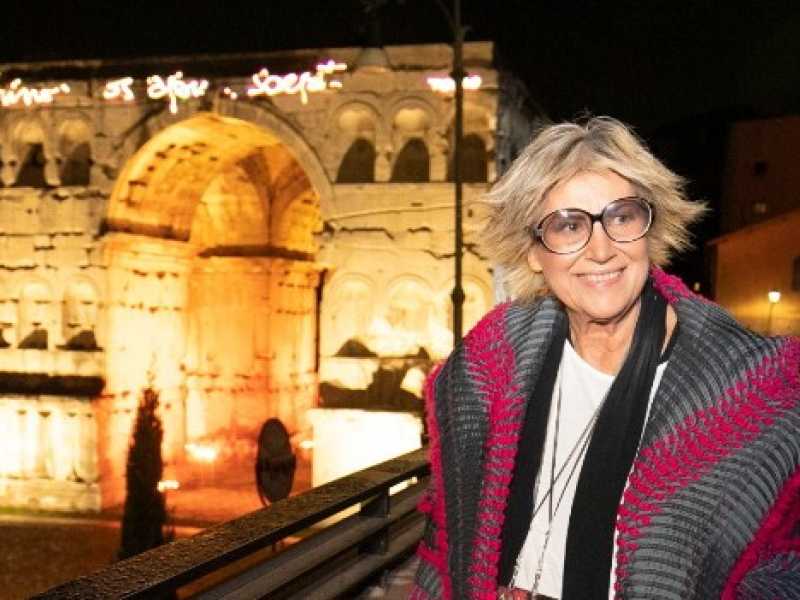 Alda Fendi davanti a Rhinoceros, la casa dell'arte (Foto LaPresse)
