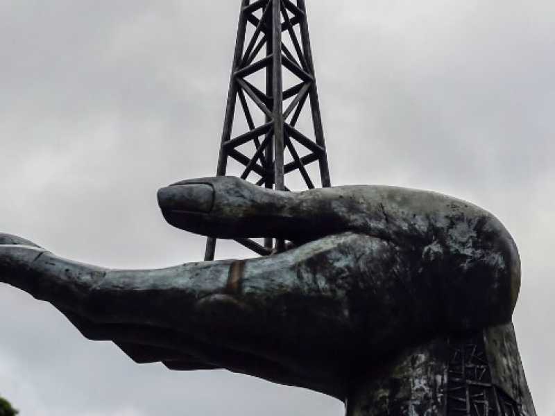 Il monumento in omaggio &ldquo;alle lotte del popolo venezuelano per la conquista del patrimonio petrolifero&rdquo;, di fronte al quartier generale della compagnia statale Pdvsa a Caracas (foto LaPresse