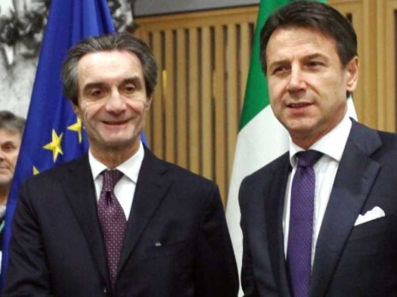 Il premier Giuseppe Conte con il presidente della Regione Lombardia Attilio Fontana (Foto Imagoeconomica)