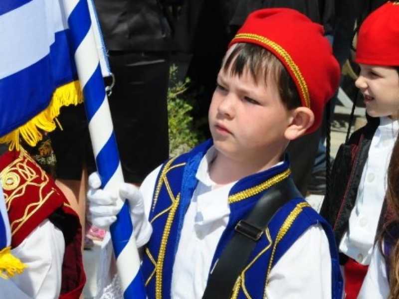 Bambini durante la festa dell'Indipendenza nel villaggio di Ouranoupoli della provincia di Chalkidiki (Foto via Wikimedia)