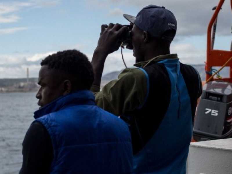 Migranti a bordo della Sea Watch diretti a Catania. Foto LaPresse