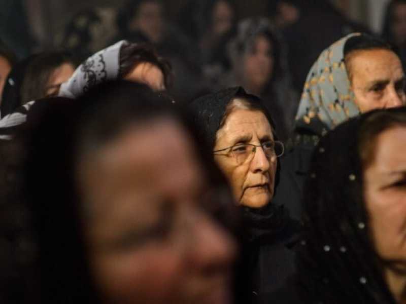 Fedeli cristiani in preghiera in una chiesa di Derik, in Siria (foto LaPresse)