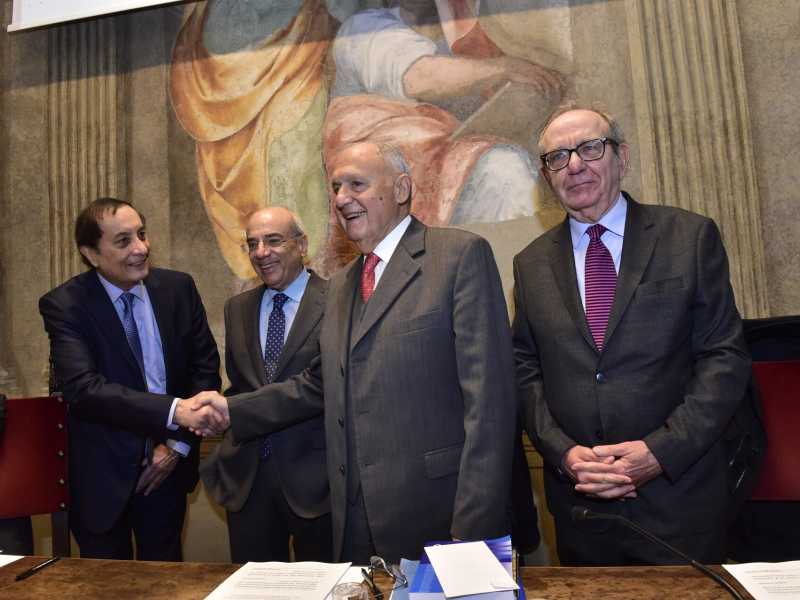 Il banchiere centrale Tavlas con Nicola Rossi, Paolo Savona e Pier Carlo Padoan a un incontro dell'Istituto Bruno Leoni (Foto Imagoeconomica)