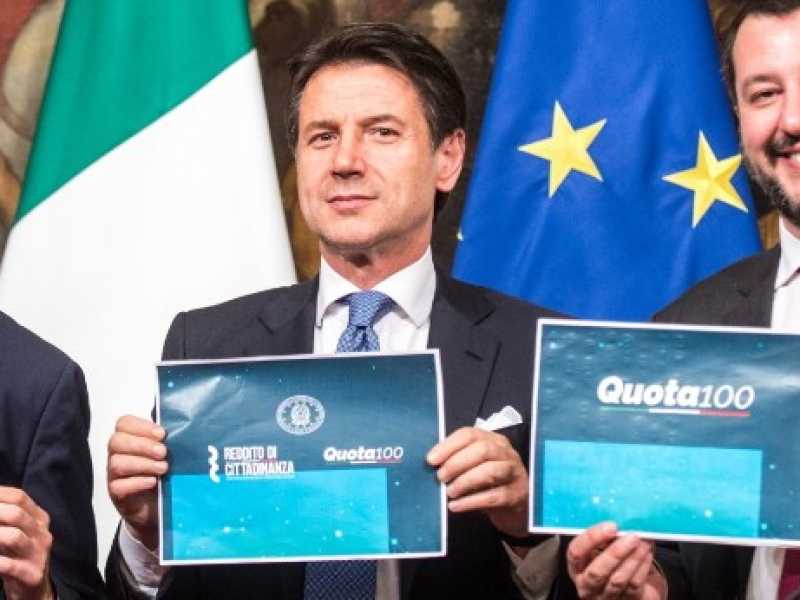 Luigi Di Maio, Giuseppe Conte e Matteo Salvini mostrano le promesse realizzate dal governo (Foto Imagoeconomica)