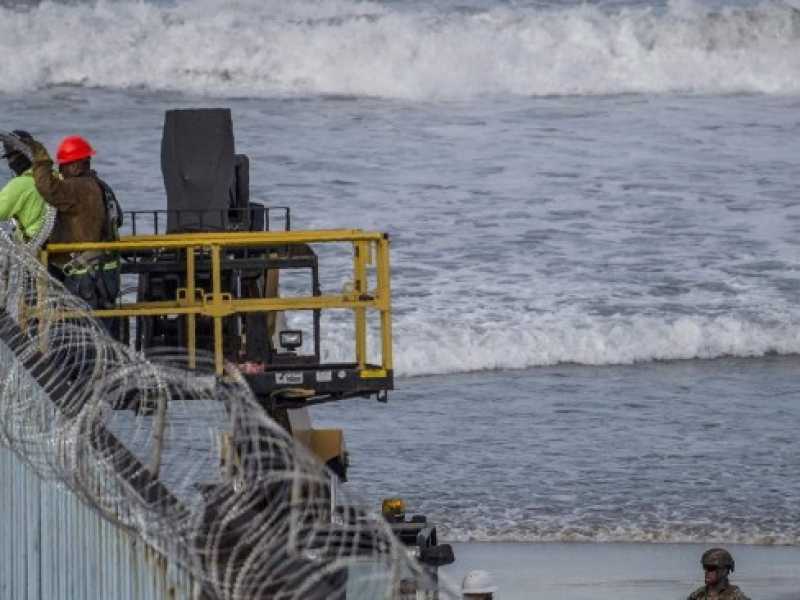 Tijuana, filo spinato sul muro che divide il Messico dall'America (foto LaPresse)