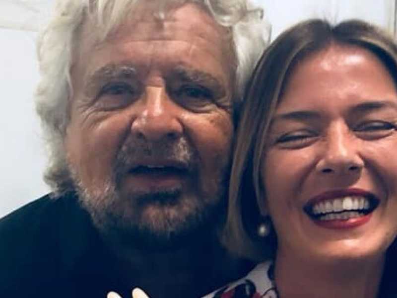Sara Marcozzi con Beppe Grillo (foto Imagoeconomica)