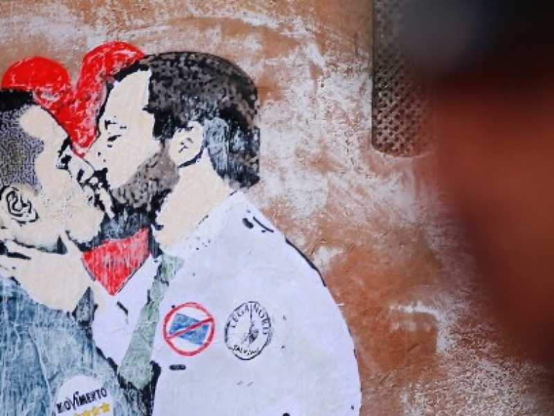 Roma, murales raffigurante un bacio tra Matteo Salvini e Luigi Di Maio (foto LaPresse)