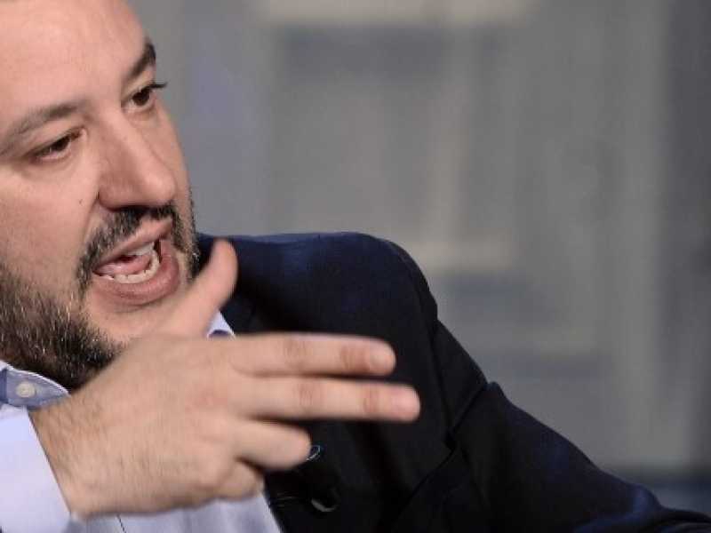 Chiacchiere e divisa. Così Salvini è diventato il capitano zero