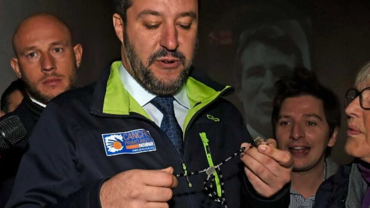 Immagine di Il brusco risveglio dei cattolici che si sono fidati del Rosario di Salvini