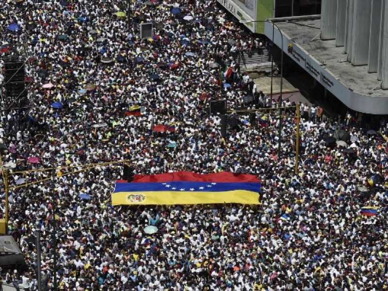 La manifestazione contro Maduro di sabato a Caracas (foto LaPresse)