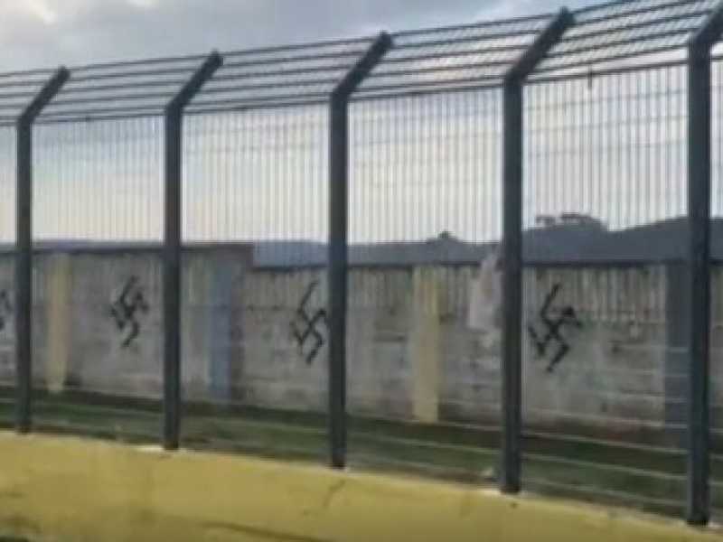 Le svastiche e lo strano rapporto col passato di Gravina