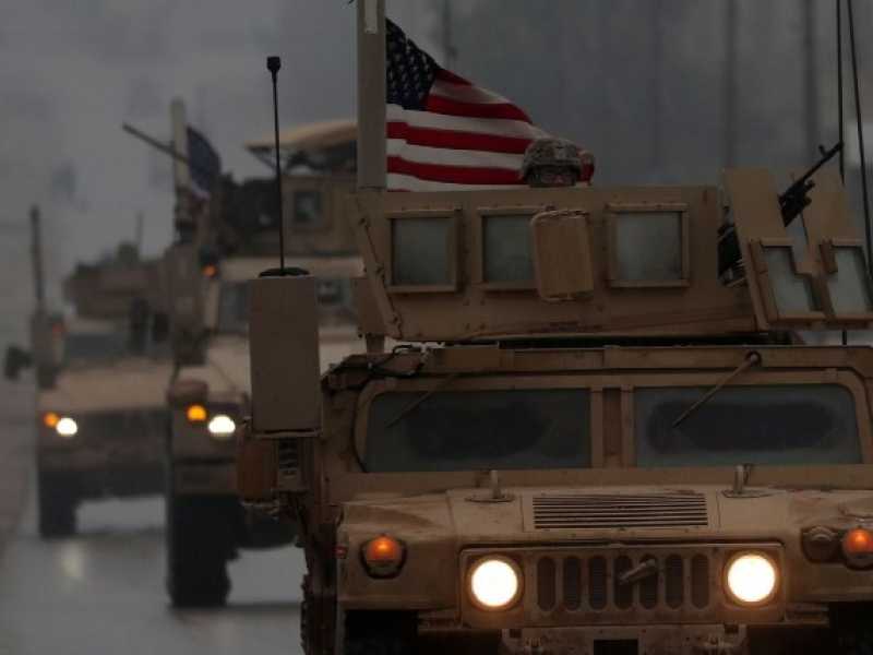 Una colonna di veicoli militari americani nel nord della Siria (LaPresse)