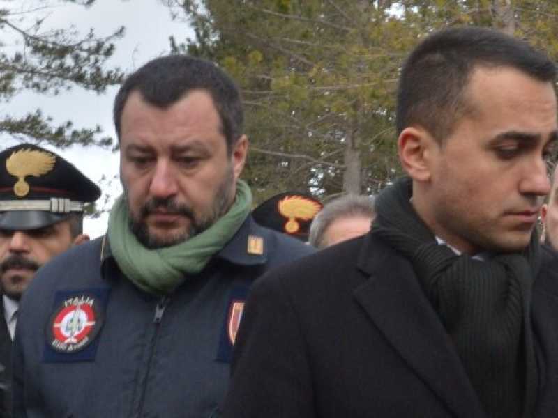 Di Maio e Salvini sulle macerie dell'hotel di Rigopiano, in Abruzzo (foto LaPresse)
