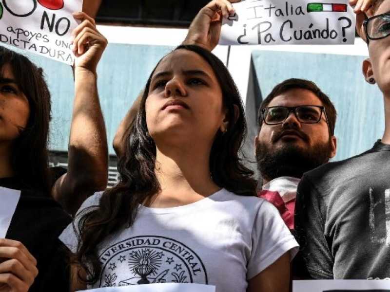 Studenti protestano davanti all'ambasciata italiana a Caracas respingendo la posizione del governo italiano che ha bloccato una dichiarazione comune dell'Ue sul Venezuela (foto LaPresse)