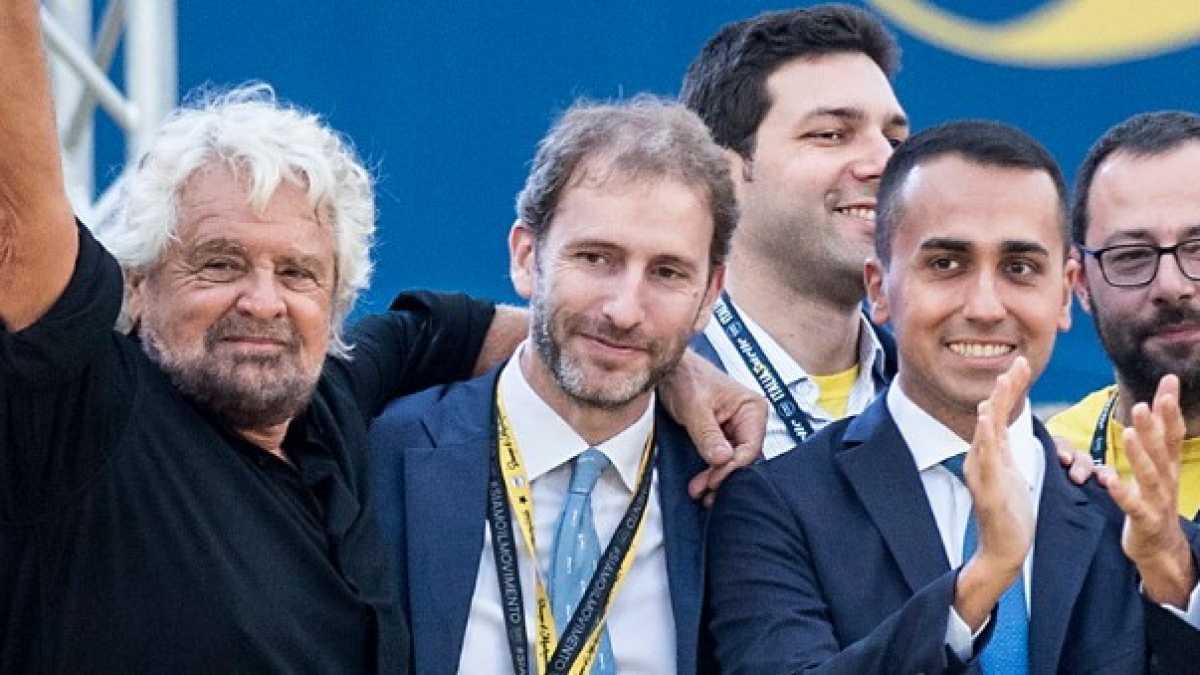 Immagine di Di Maio batte cassa per Italia a 5 stelle: l'ultimatum ai parlamentari