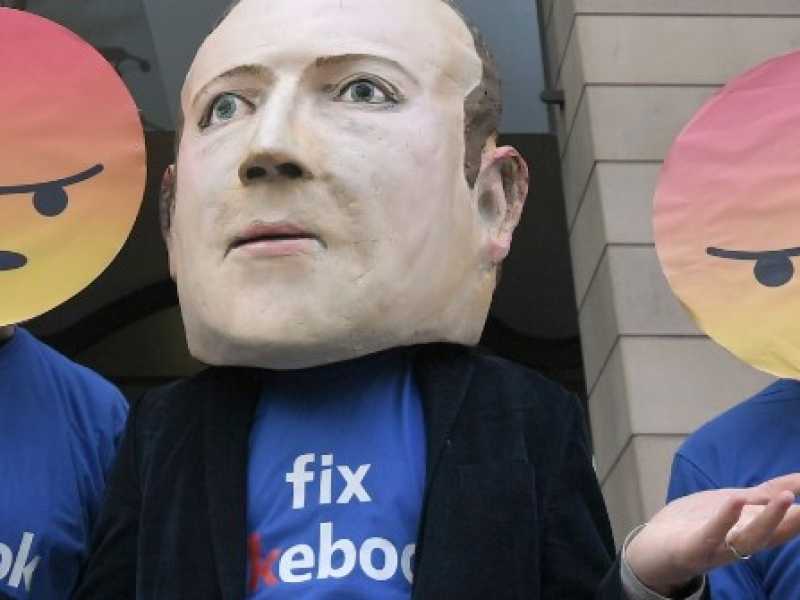 Una protesta contro Facebook a Londra (LaPresse)