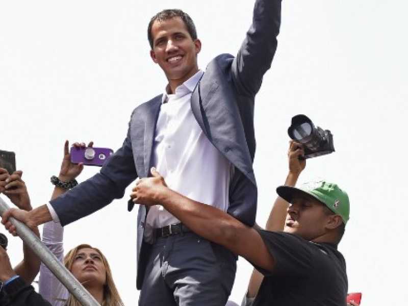 Il presidente dell'Assemblea nazionale, Juan Guaid&oacute;, attorno ai suoi sostenitori (Foto LaPresse)