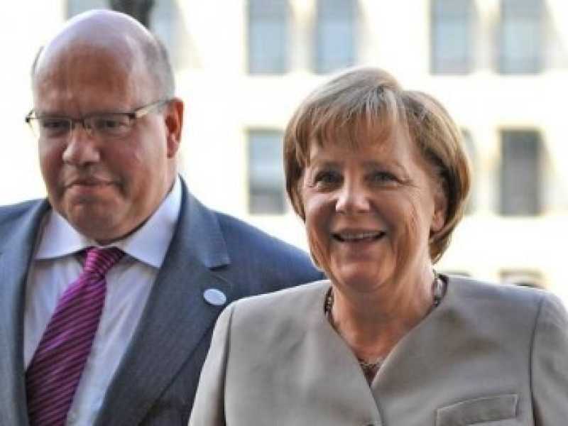 Angela Merkel con Peter Altmaier (foto LaPresse)