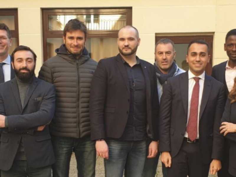 La delegazione del M5s incontra i gilet gialli nella periferia di Parigi (Foto prese da Twitter)