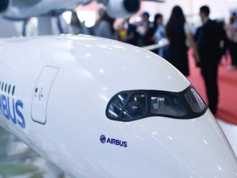 Un Airbus modello 350-1000 in mostra all'Airshow China 2018 (Foto LaPresse)