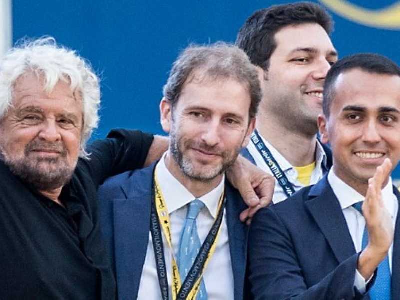 Beppe Grillo, Davide Casaleggio e Luigi Di Maio sul palco di Italia 5 Stelle al Circo Massimo (foto LaPresse)