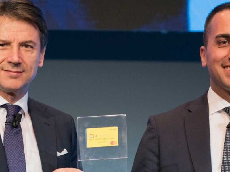 Giuseppe Conte e Luigi Di Maio con la card del reddito di cittadinanza (foto LaPresse)