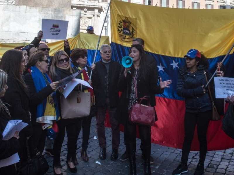 Sit-In a montecitorio di venezuelani contro la dittatura di Maduro