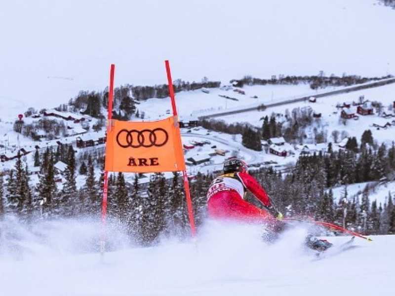 Il lago ghiacciato di &Aring;re visto dalla pista di gara (foto LaPresse)